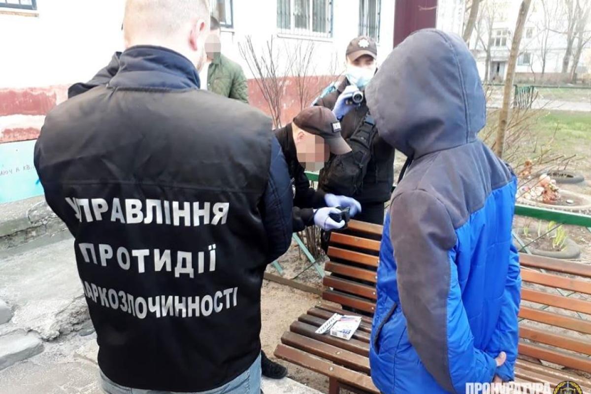 В Северодонецке задержали 18-летнего наркоторговца: парню грозит до 12 лет тюрьмы В Северодонецке задержали 18-летнего наркоторговца: парню грозит до 12 лет тюрьмы