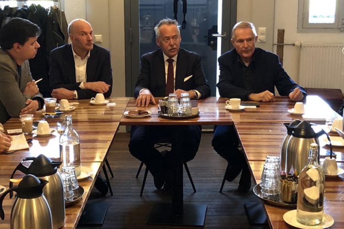 Родственники погибших в МН17 хотят узнать о причастности России к случившемуся Родственники погибших в МН17 хотят узнать о причастности России к случившемуся