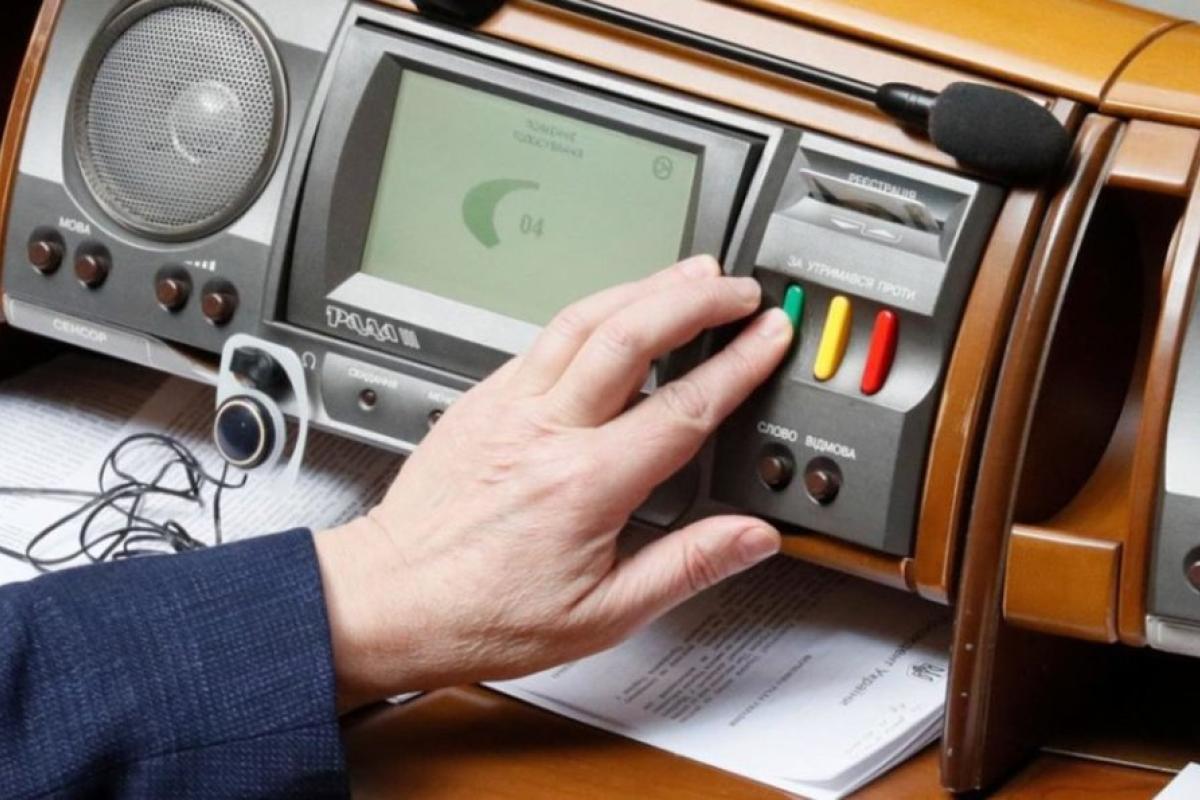 "Коллеги кнопкодавили": Шахов участвовал в голосовании, когда самого не было в зале