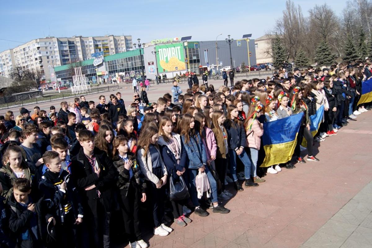 Более 1000 лисичан присоединились к акции "Луганщину объединяет слово Кобзаря" Более 1000 лисичан присоединились к акции "Луганщину объединяет слово Кобзаря"