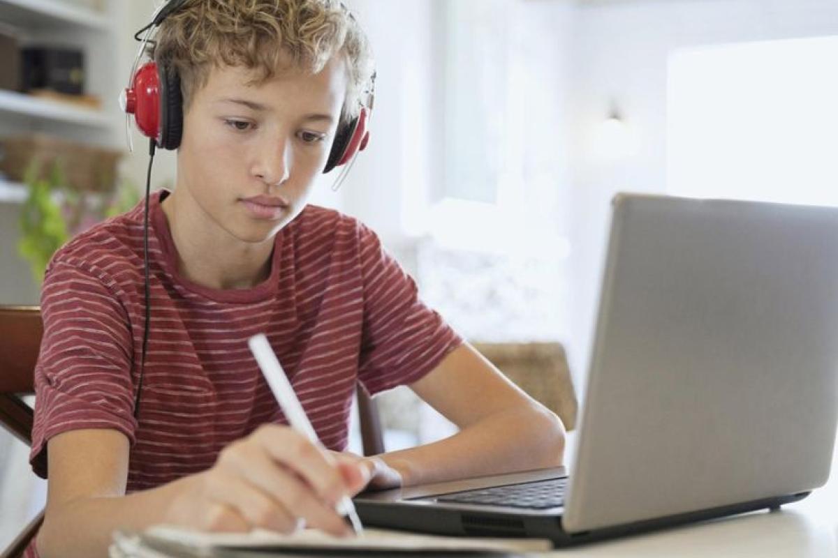 "40 педагогов из Киева станут учителями для всей Украины": Зеленский анонсировал дистанционный образовательный проект