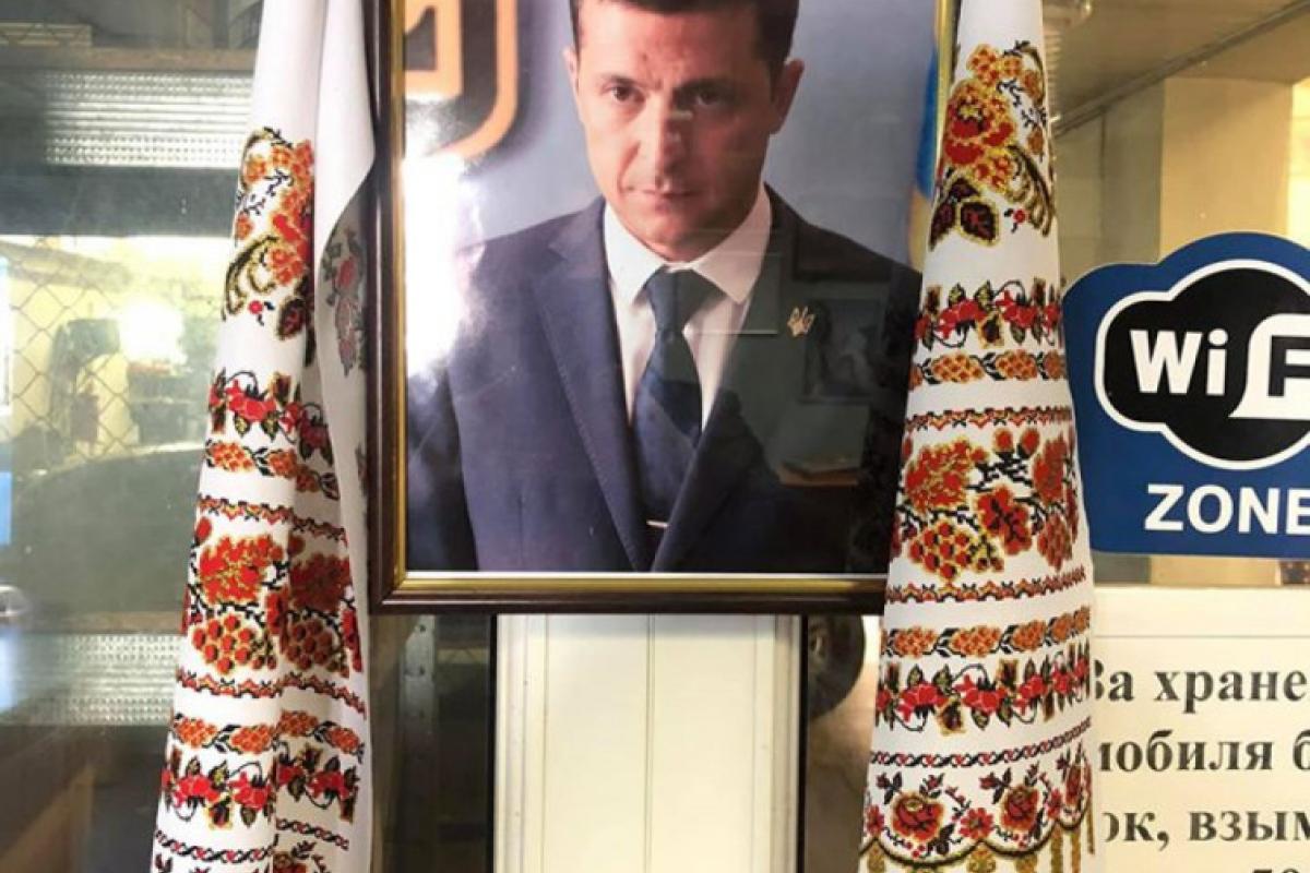 "Аминь": На одной из СТО Одессы появилась "икона" Зеленского "Аминь": На одной из СТО Одессы появилась "икона" Зеленского