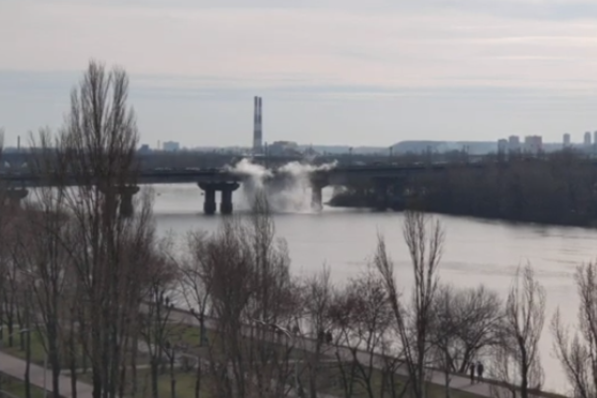 В Киеве "прорвало" мост Патона: кипяток полился в Днепр - видео В Киеве "прорвало" мост Патона: кипяток полился в Днепр - видео