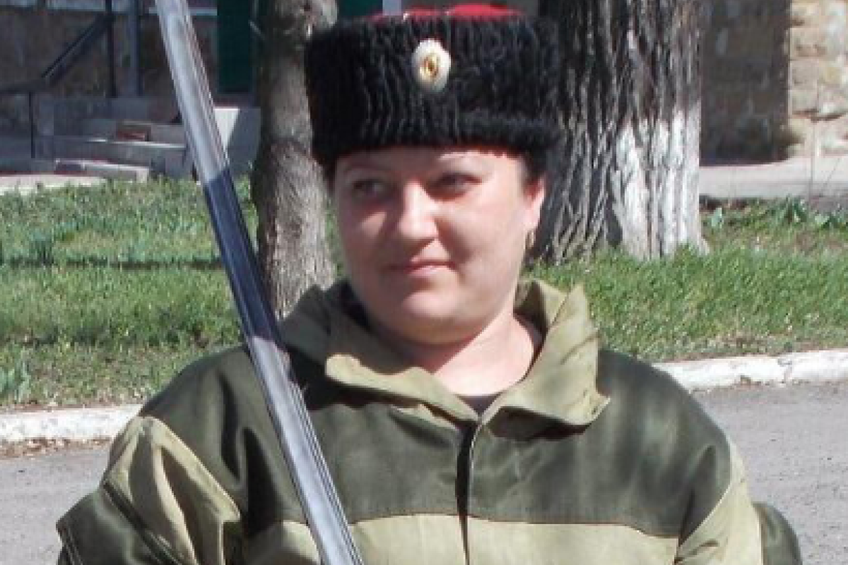 В сеть выложили фото умершей женщины-боевика из Лисичанска