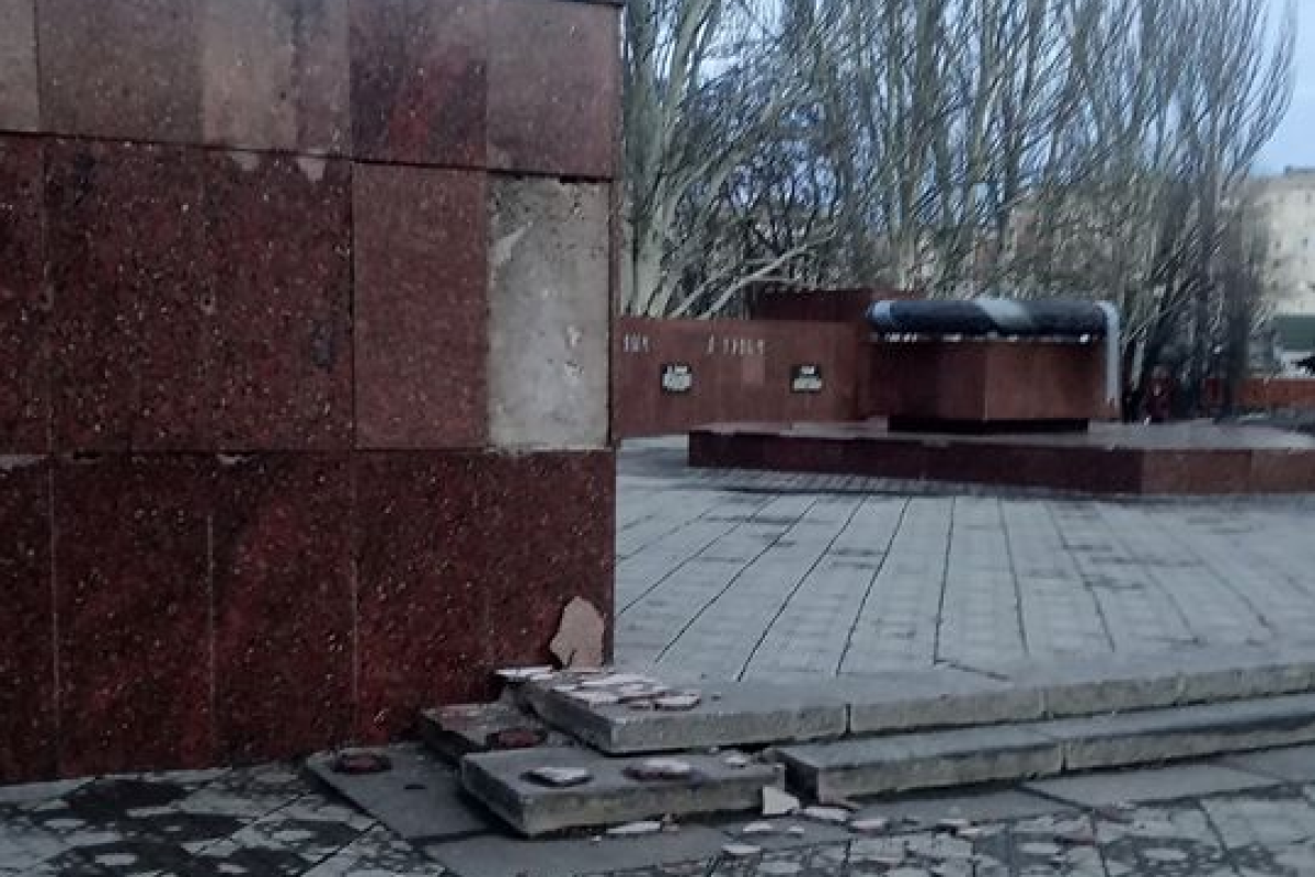 "Плита упала в метре от ребенка": В центре Лисичанска разваливается мемориал "Плита упала в метре от ребенка": В центре Лисичанска разваливается мемориал