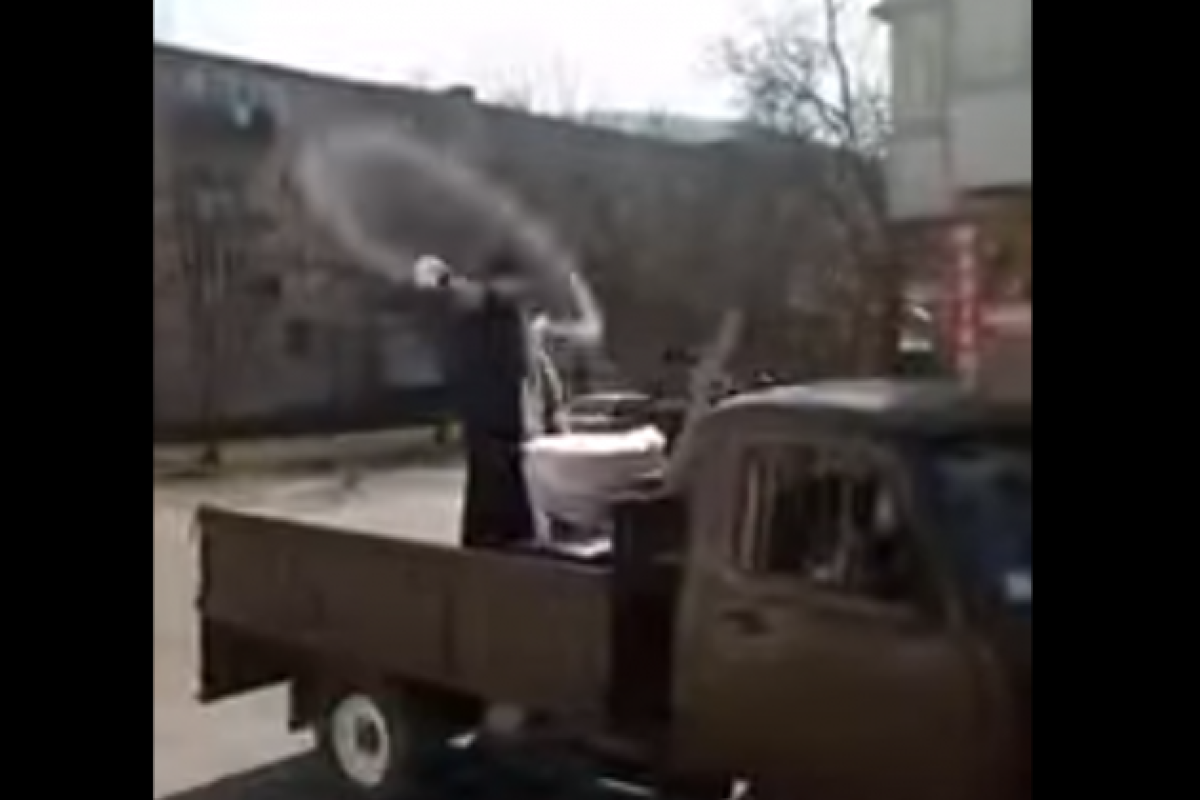 У каждого свои методы борьбы с коронавирусом: В соцсетях высмеяли действия закарпатского священника (видео)