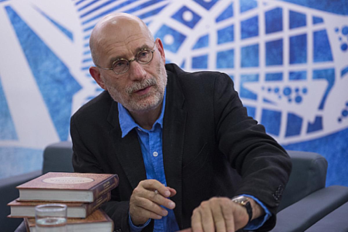 "Модная болезнь": Известный писатель Акунин заразился коронавирусом "Модная болезнь": Известный писатель Акунин заразился коронавирусом