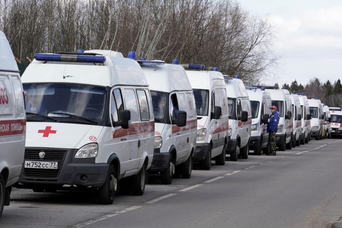 В Москве коронавирусный коллапс: у больниц выстраиваются очереди из "скорых"
