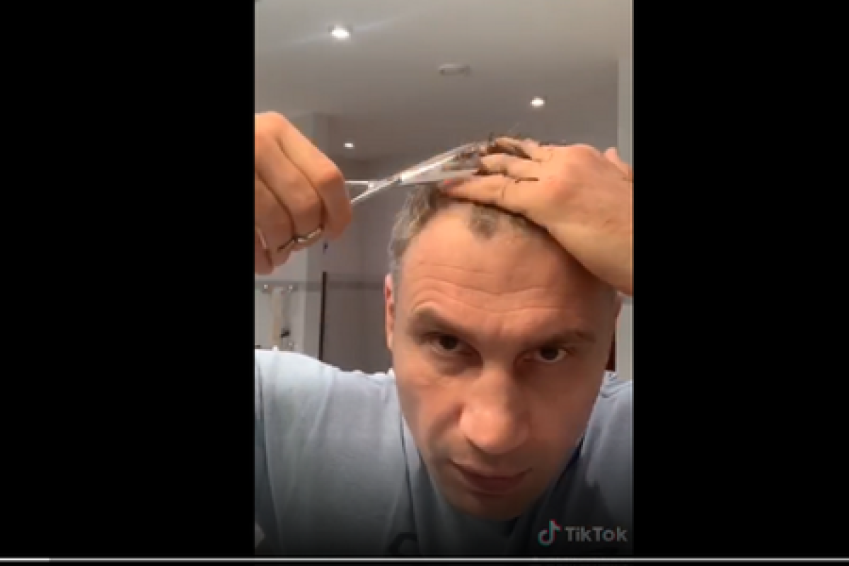 Мастер-класс: Кличко показал, как подстричься в домашних условиях - видео Мастер-класс: Кличко показал, как подстричься в домашних условиях - видео