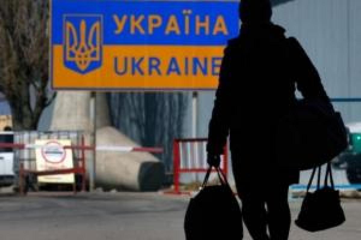 Власти назвали условия, при которых выпустят украинцев за границу на заработки