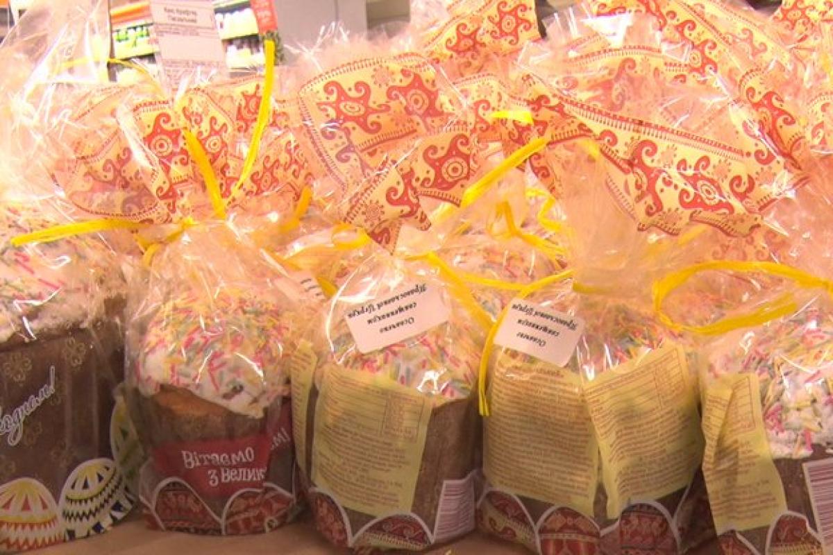 В Северодонецке служители церкви освящают паски прямо в супермаркетах - видео В Северодонецке служители церкви освящают паски прямо в супермаркетах - видео