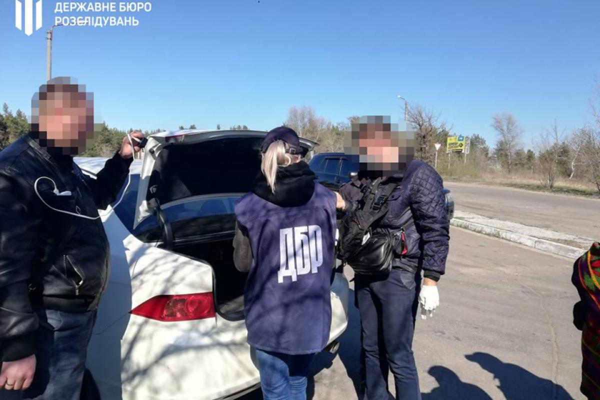 ГБР задержала полицейских, которые на дорогах Луганщины взимали "дань" с перевозчиков ГБР задержала полицейских, которые на дорогах Луганщины взимали "дань" с перевозчиков