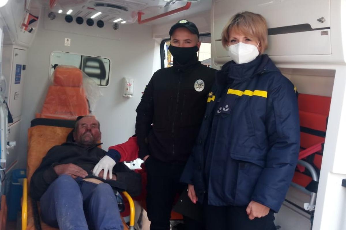 Живой, но очень истощенный: На Луганщине правоохранители разыскали без вести пропавшего дедушку Живой, но очень истощенный: На Луганщине правоохранители разыскали без вести пропавшего дедушку