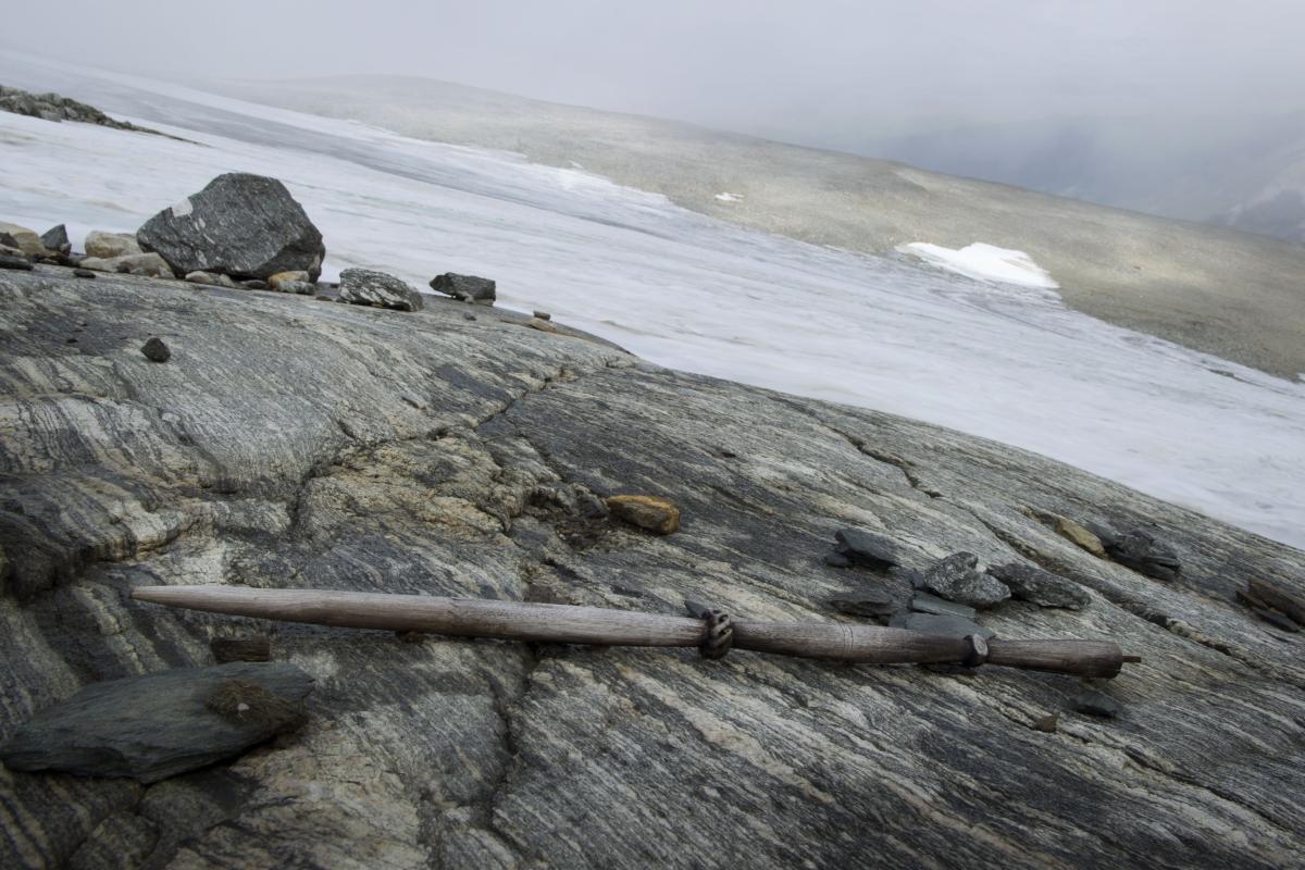 В Норвегии тающий ледник открыл миру древние артефакты викингов В Норвегии тающий ледник открыл миру древние артефакты викингов