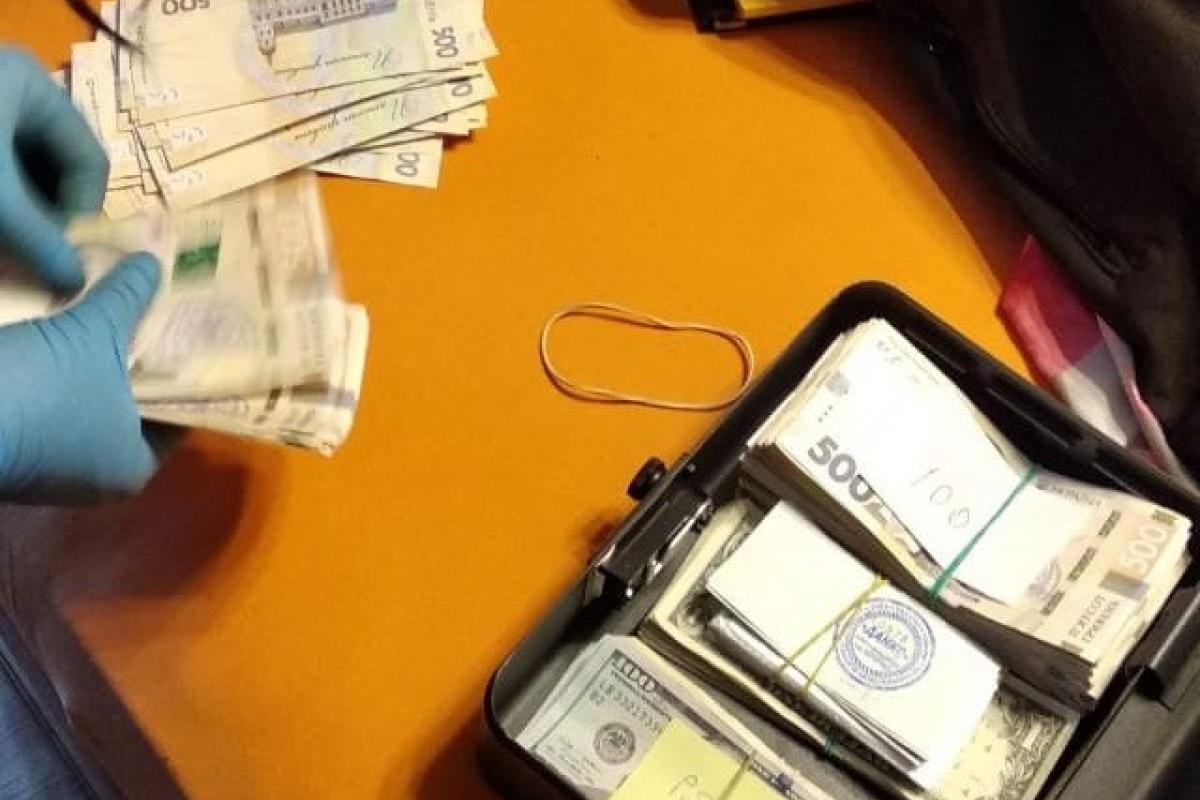 Попались на горячем: В Северодонецке СБУ разоблачила на коррупции начальника отдела превенции Нацполиции и двух патрульных (видео) Попались на горячем: В Северодонецке СБУ разоблачила на коррупции начальника отдела превенции Нацполиции и двух патрульных (видео)