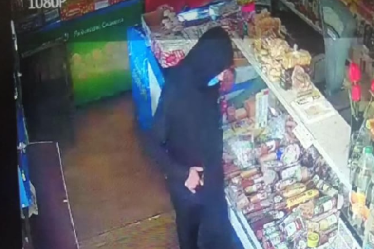В Лисичанске преступник с пистолетом ограбил продавщицу магазина: фото В Лисичанске преступник с пистолетом ограбил продавщицу магазина: фото