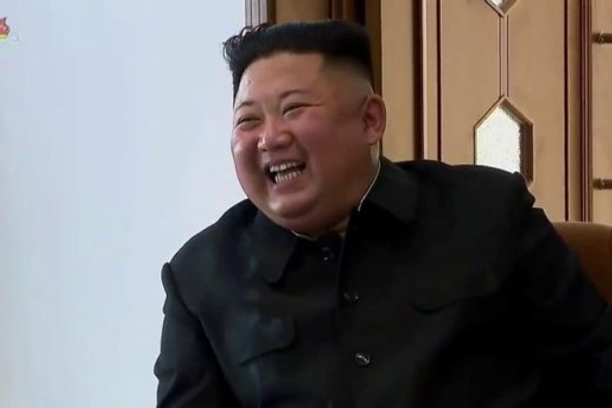 Ким Чен Ын появился на публике с загадочным следом на руке Ким Чен Ын появился на публике с загадочным следом на руке