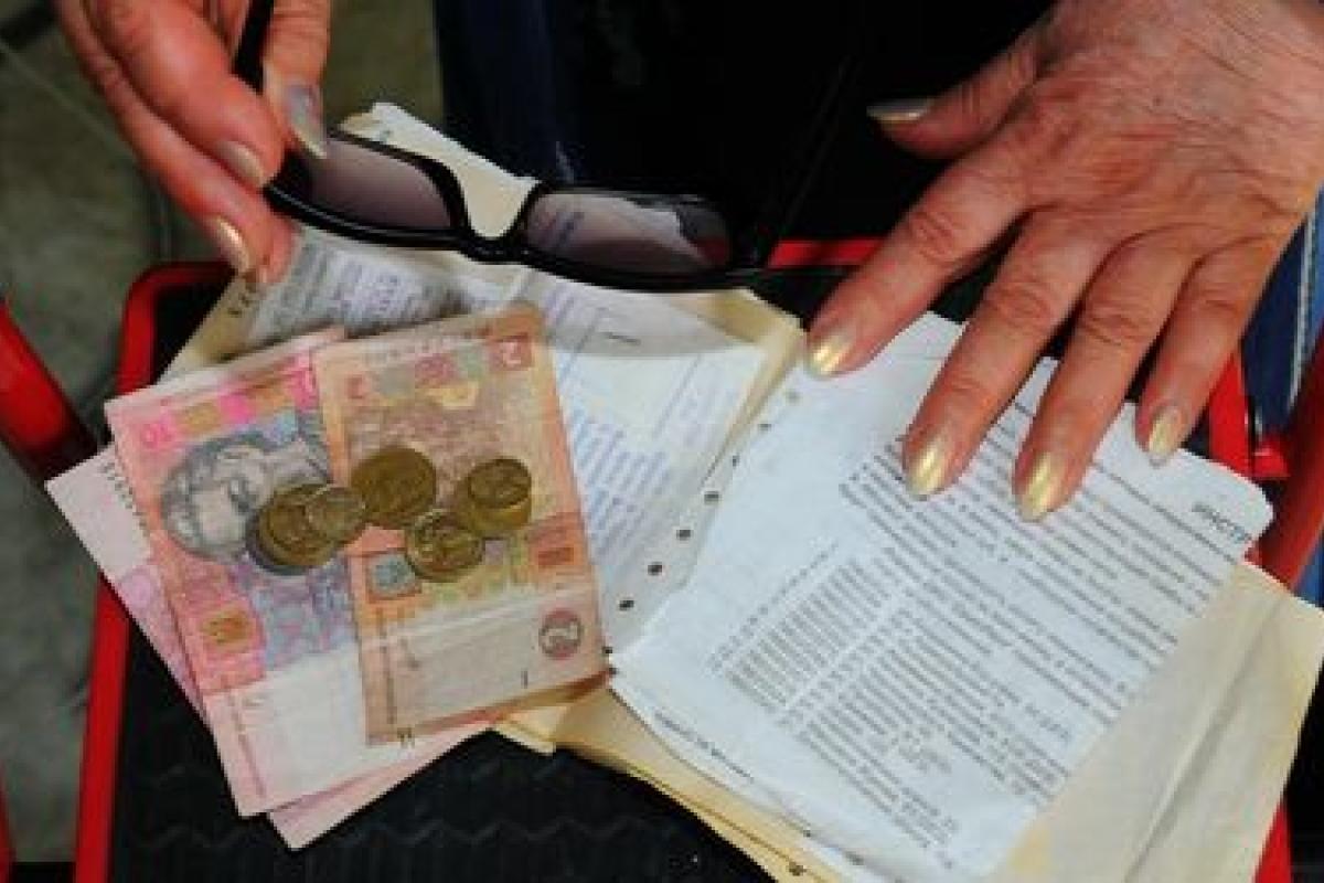 Жители многоэтажки в Рубежном обходятся без лифта и света в подъезде из-за долгов БТИ - видео