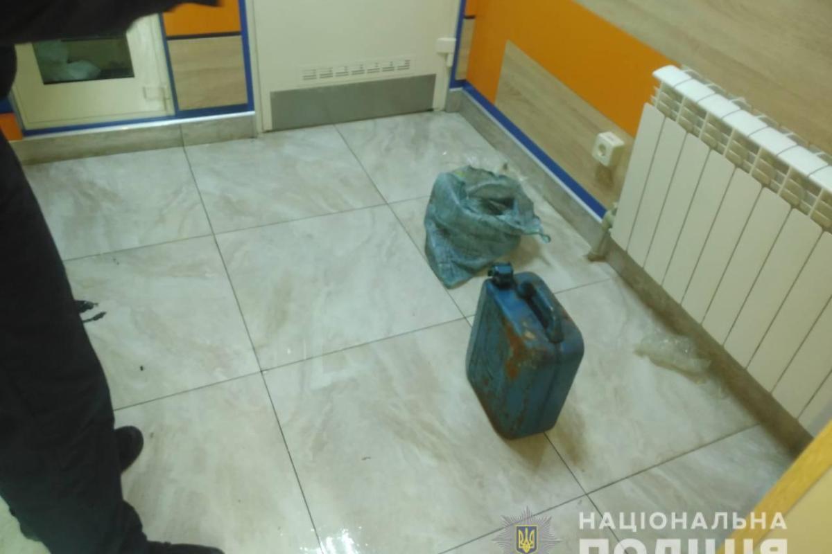 Облил все вокруг бензином и закурил: В Харькове мужчина чуть не сжег себя в ломбарде Облил все вокруг бензином и закурил: В Харькове мужчина чуть не сжег себя в ломбарде