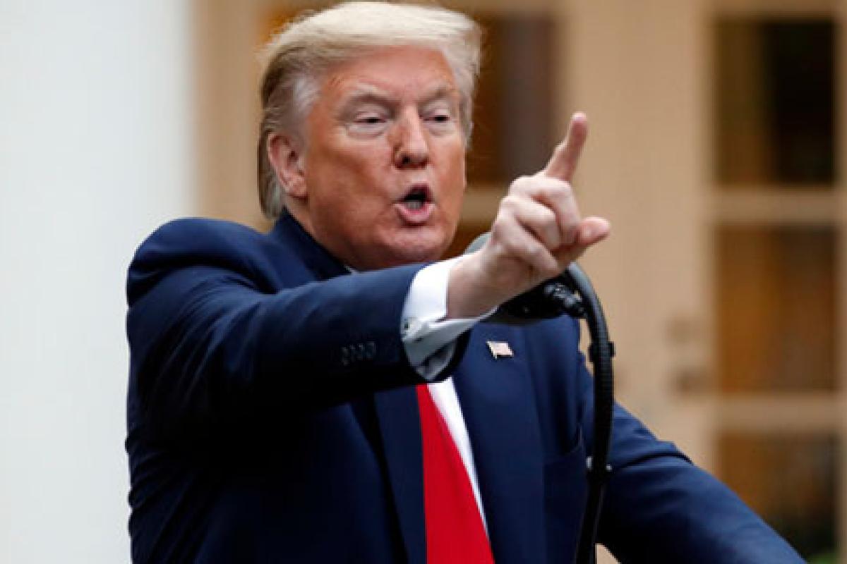 Замечания Twitter: Трамп угрожает закрыть соцсети