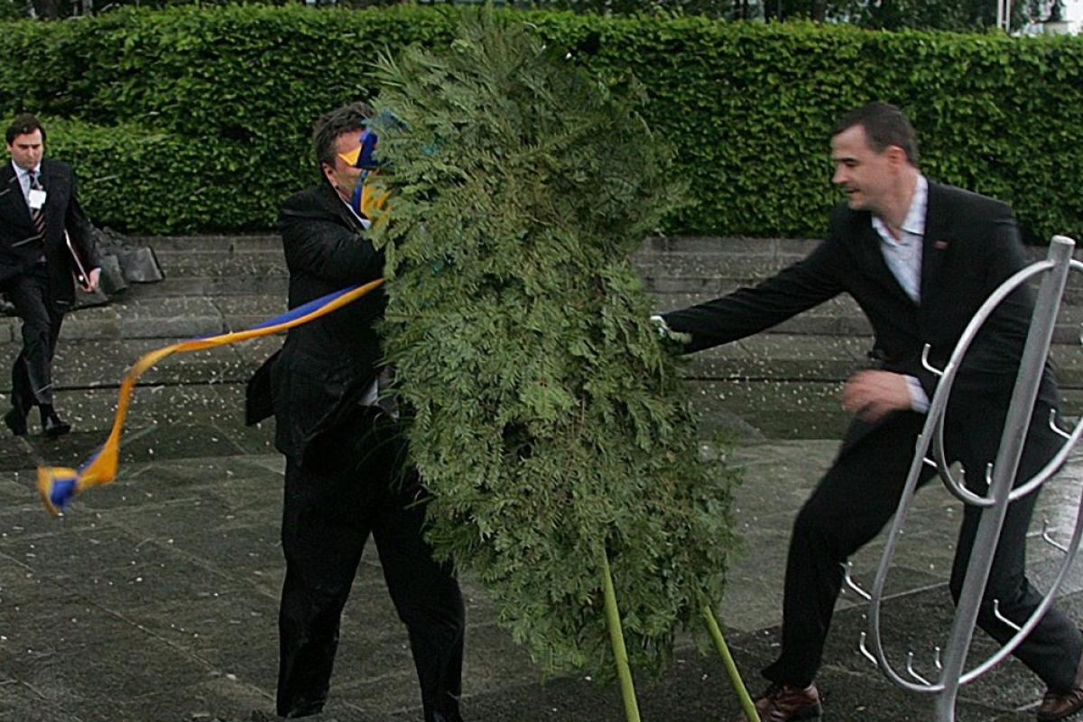 Янукович vs. венок: сегодня 10-я годовщина легендарного курьеза