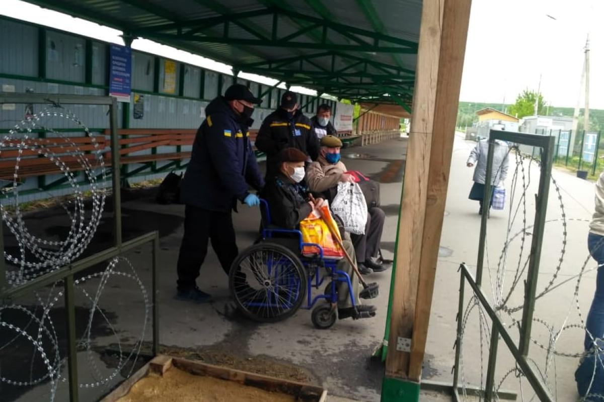 "Особые обстоятельства": КПВВ "Станица Луганская" продолжает пропуск граждан "Особые обстоятельства": КПВВ "Станица Луганская" продолжает пропуск граждан