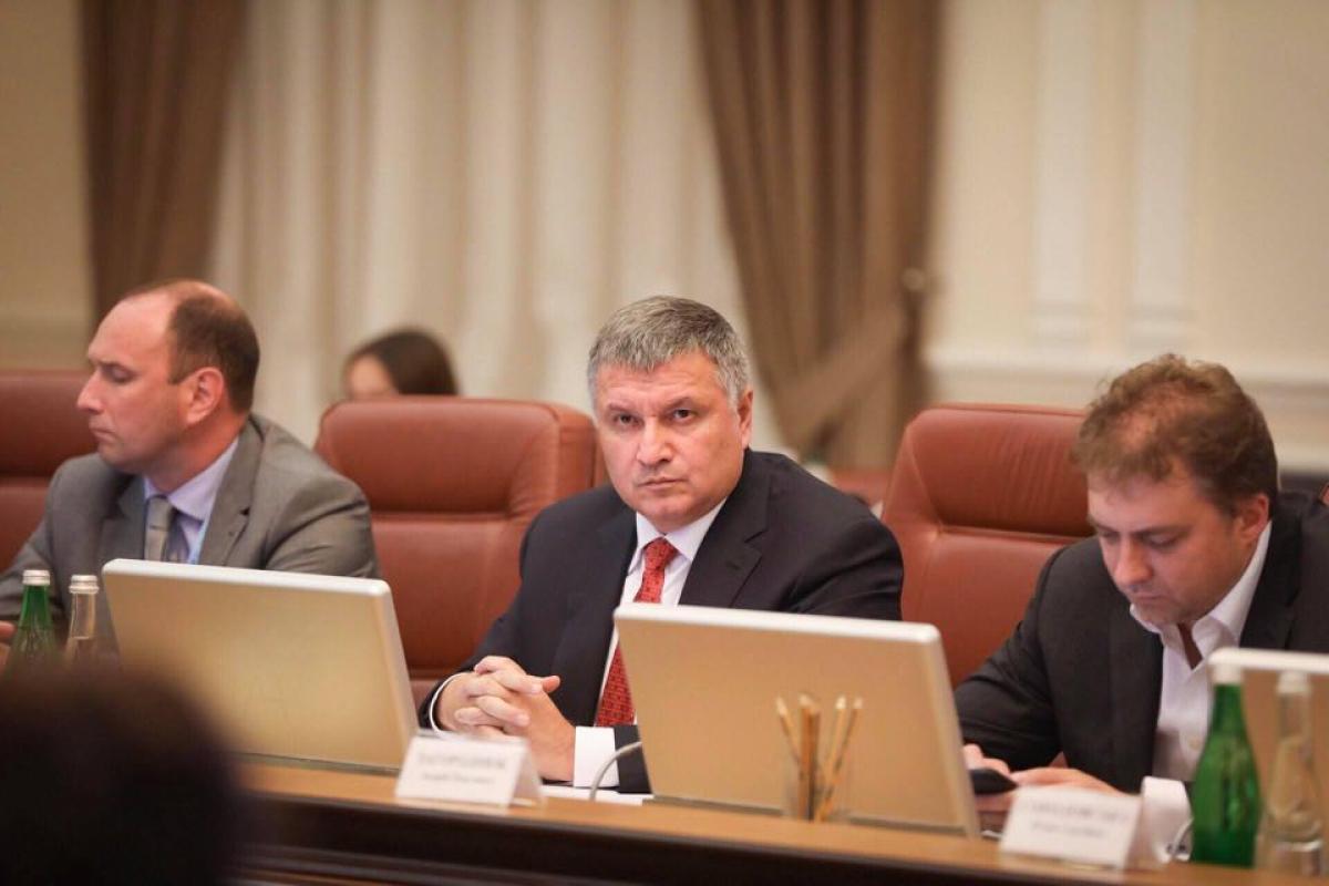 Аваков пригрозил уголовной ответственностью за невыплату зарплат медикам