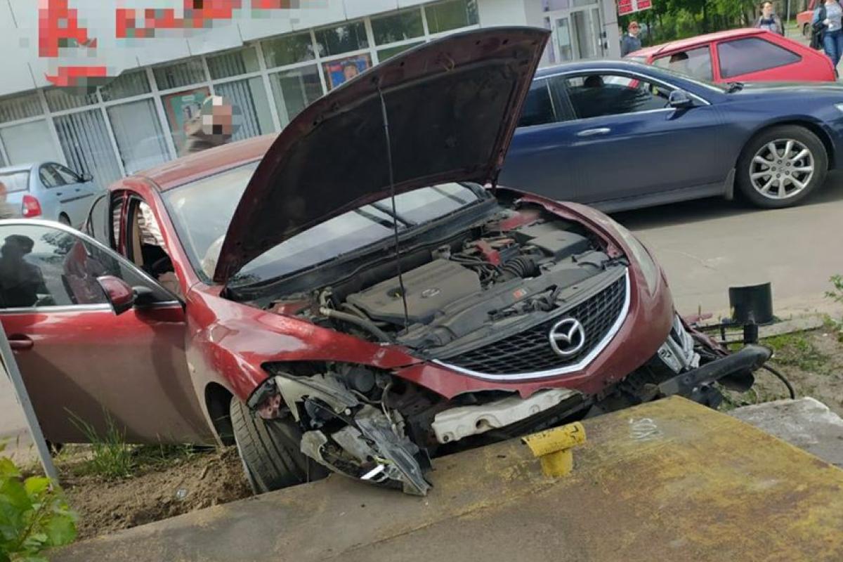 В Северодонецке столкнулись два автомобиля Mazda: фото В Северодонецке столкнулись два автомобиля Mazda: фото