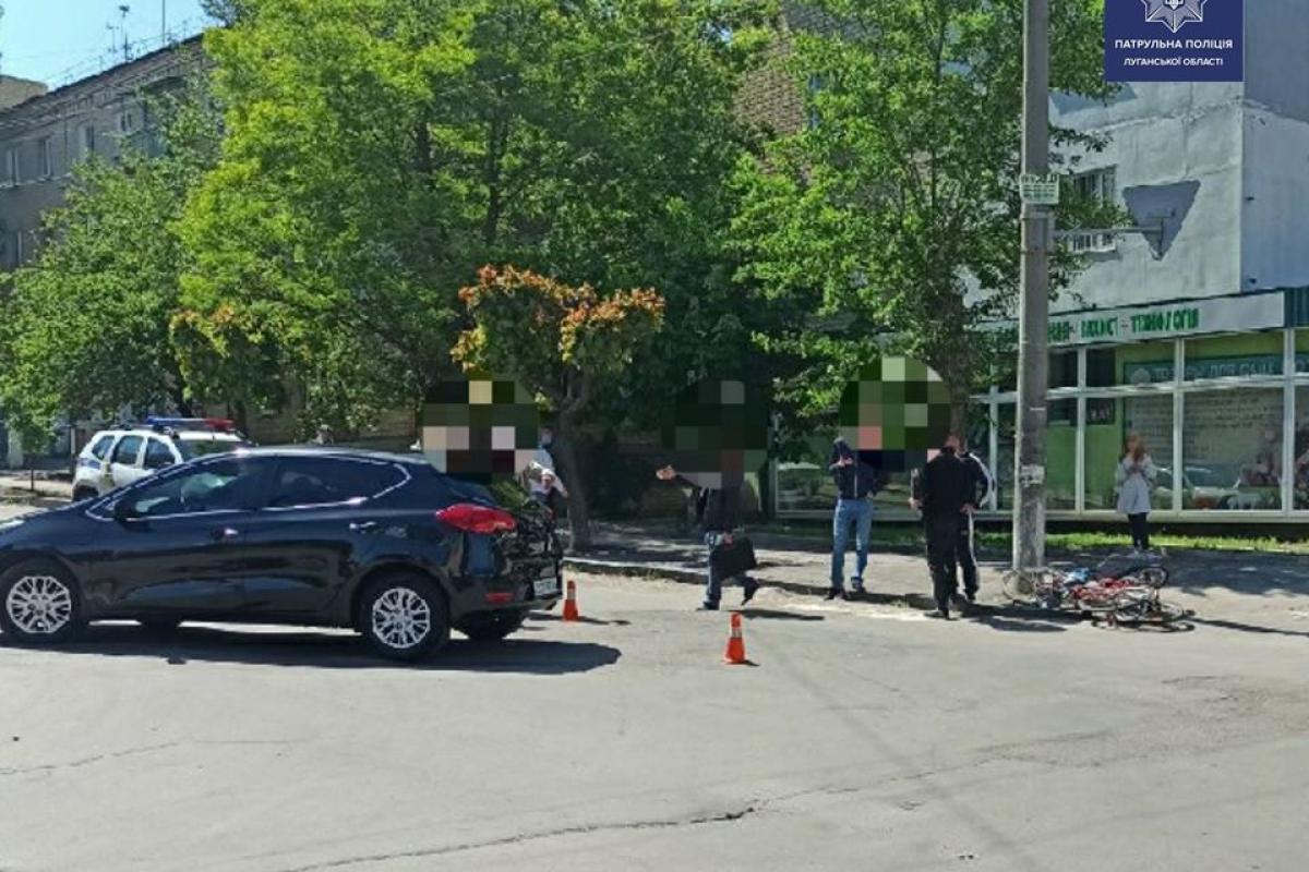 В центре Лисичанска автомобиль сбил велосипедистку В центре Лисичанска автомобиль сбил велосипедистку