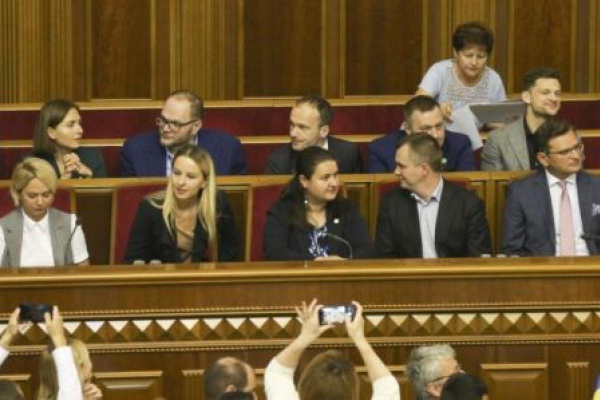 Урезали зарплаты: стало известно, сколько получили министры в апреле
