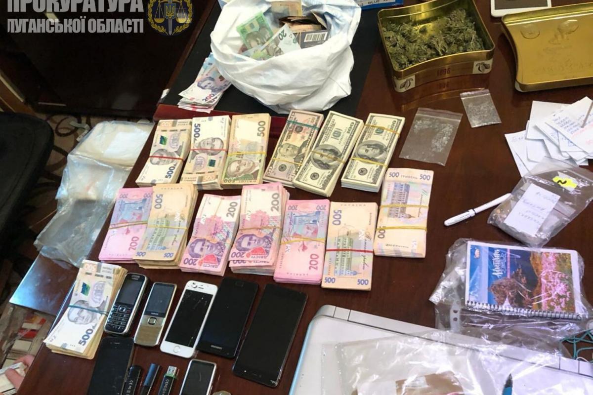 Угрожали насилием и убийством детей: в Луганской области задержана банда вымогателей