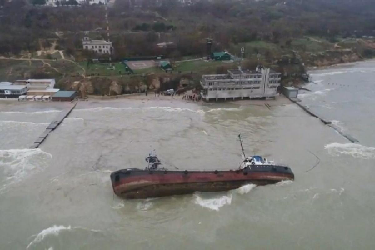 В Одессе вооруженный мужчина проник на затонувший танкер Delfi и оказал сопротивление патрульным В Одессе вооруженный мужчина проник на затонувший танкер Delfi и оказал сопротивление патрульным
