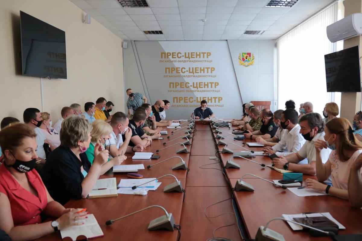 Гайдай планирует обеспечить жителей на линии разграничения банкоматами и услугами ЦНАП