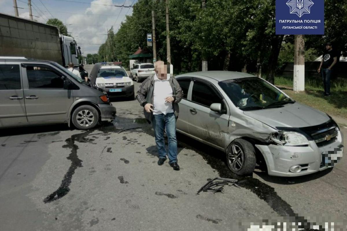 В Лисичанске на улице Сосюры произошло ДТП: фото В Лисичанске на улице Сосюры произошло ДТП: фото