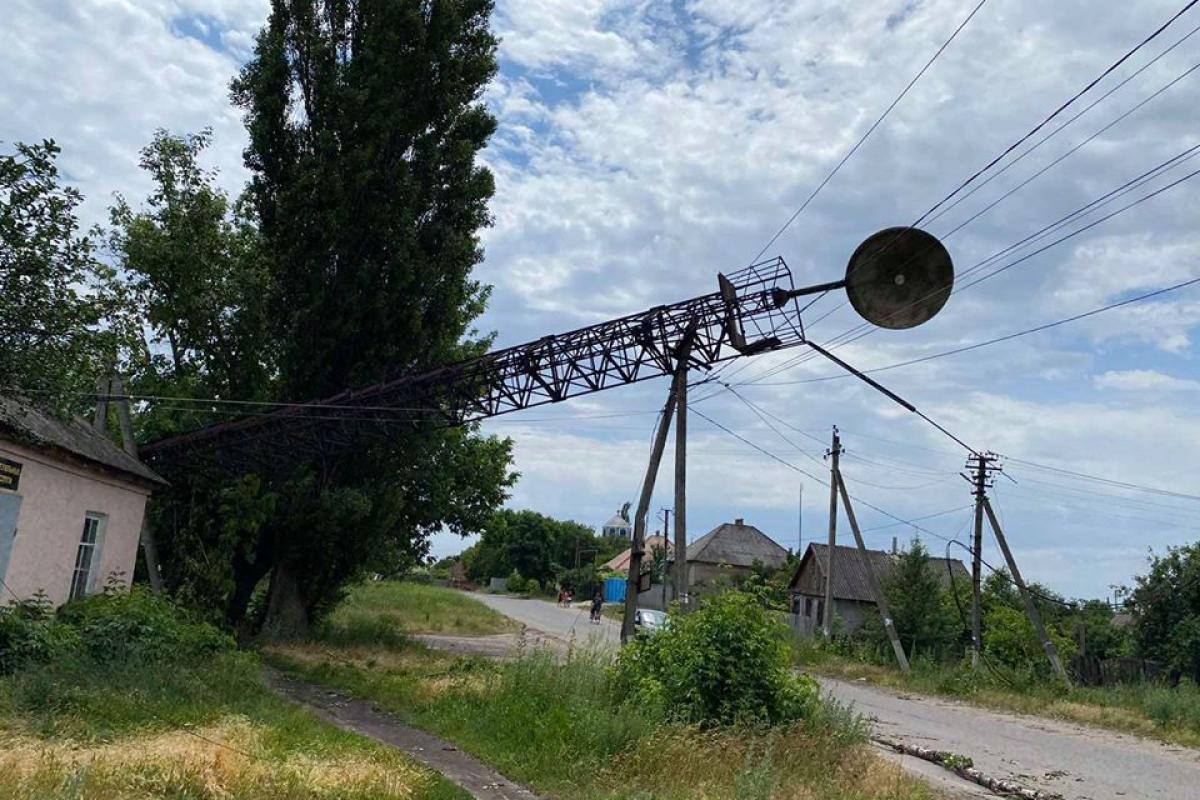 Последствия непогоды на Луганщине: сломаны деревья и электроопоры, рухнула башня "Укртелекома" Последствия непогоды на Луганщине: сломаны деревья и электроопоры, рухнула башня "Укртелекома"