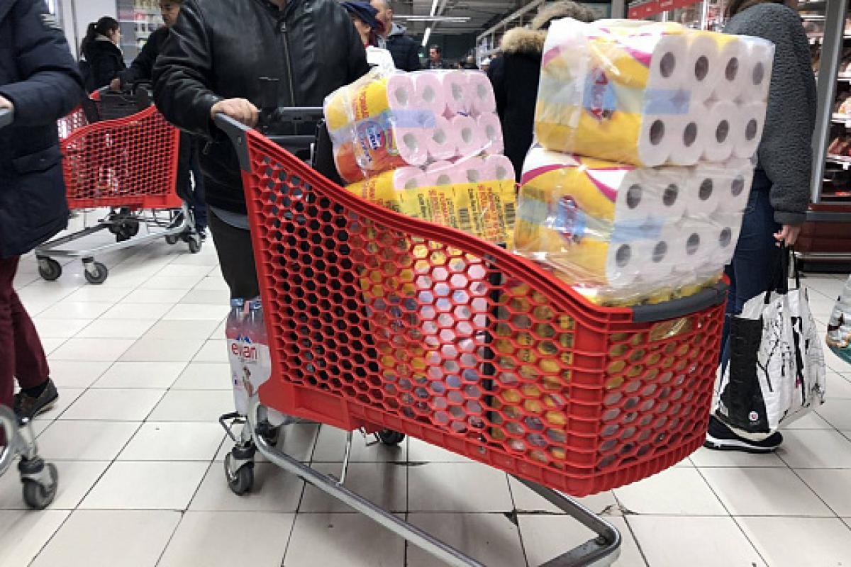 Эксперты составили психологический портрет человека, скупающего туалетную бумагу во время пандемии Эксперты составили психологический портрет человека, скупающего туалетную бумагу во время пандемии