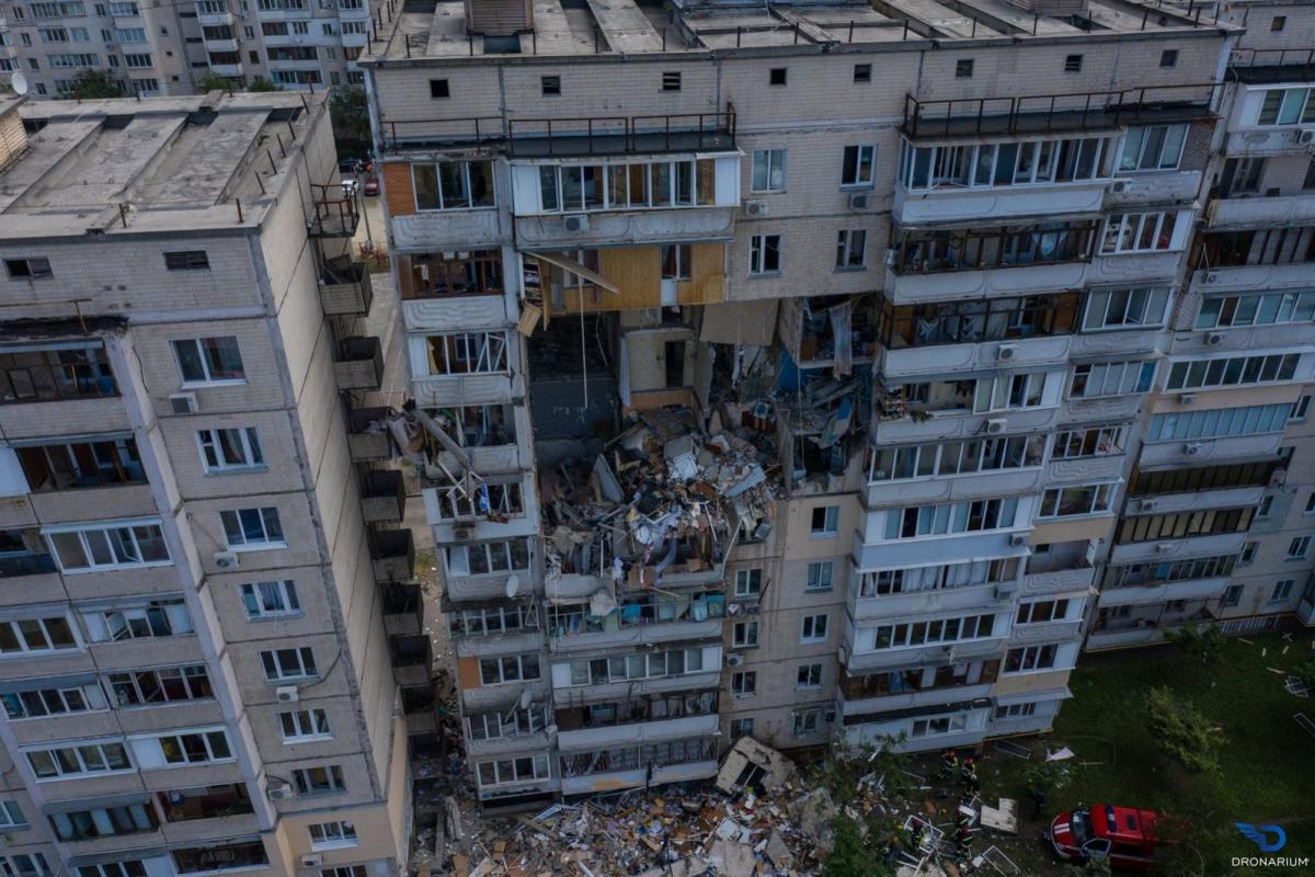 Взрыв многоэтажки в Киеве: эксперты обследуют секции и соседний дом