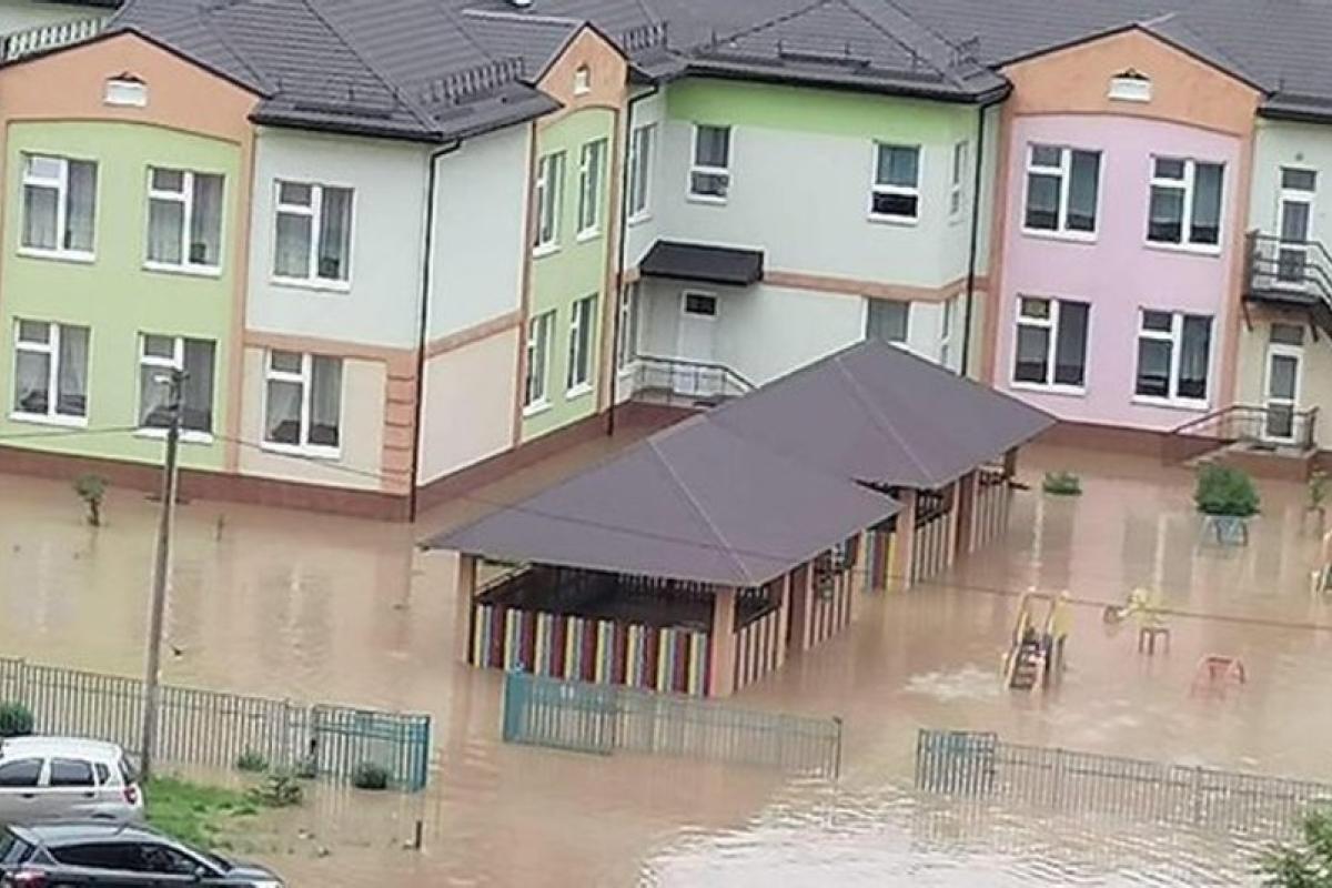 Наводнение в Украине: уничтожены дороги, мосты и дома, есть погибшие Наводнение в Украине: уничтожены дороги, мосты и дома, есть погибшие