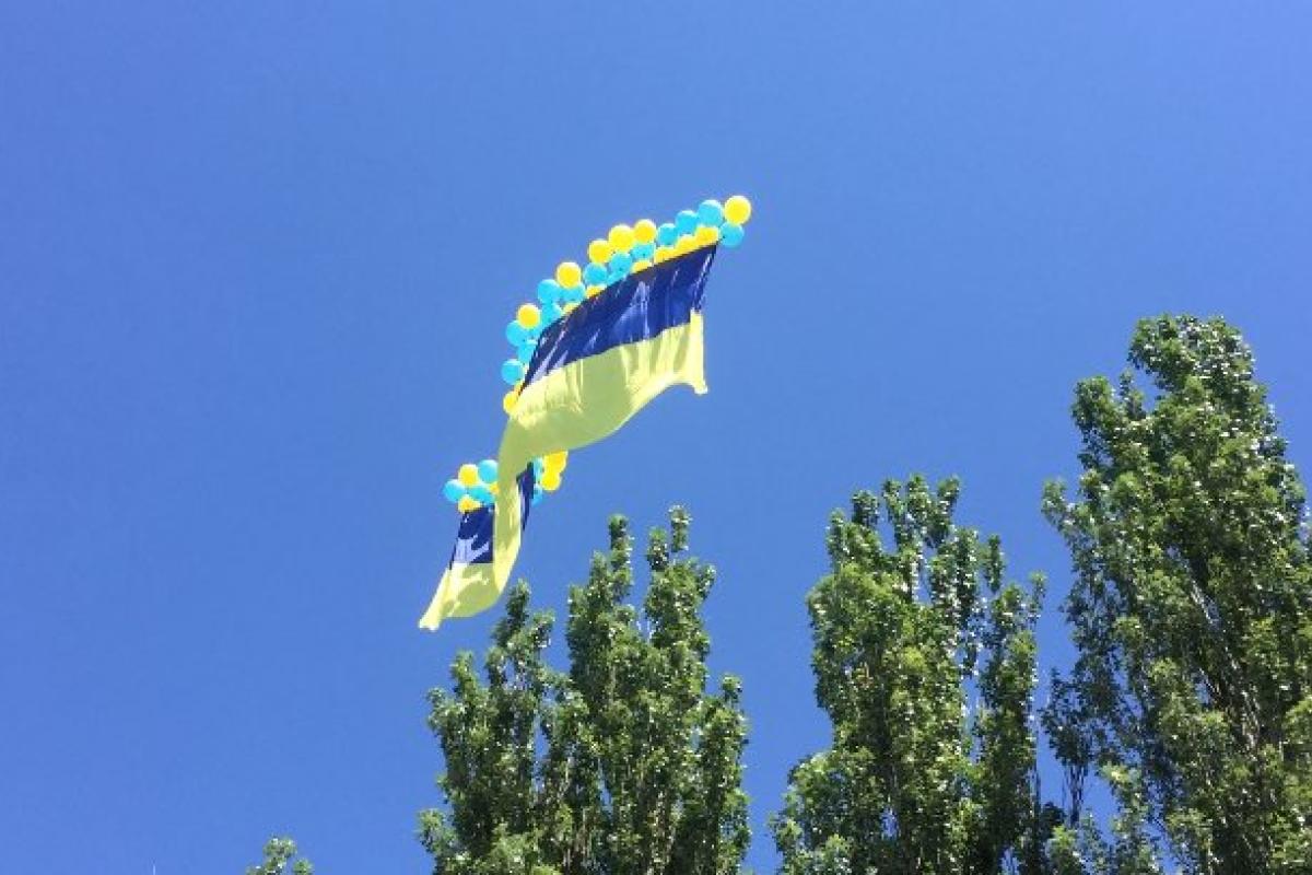 У День Конституції над Донецьком запустили величезний прапор України У День Конституції над Донецьком запустили величезний прапор України