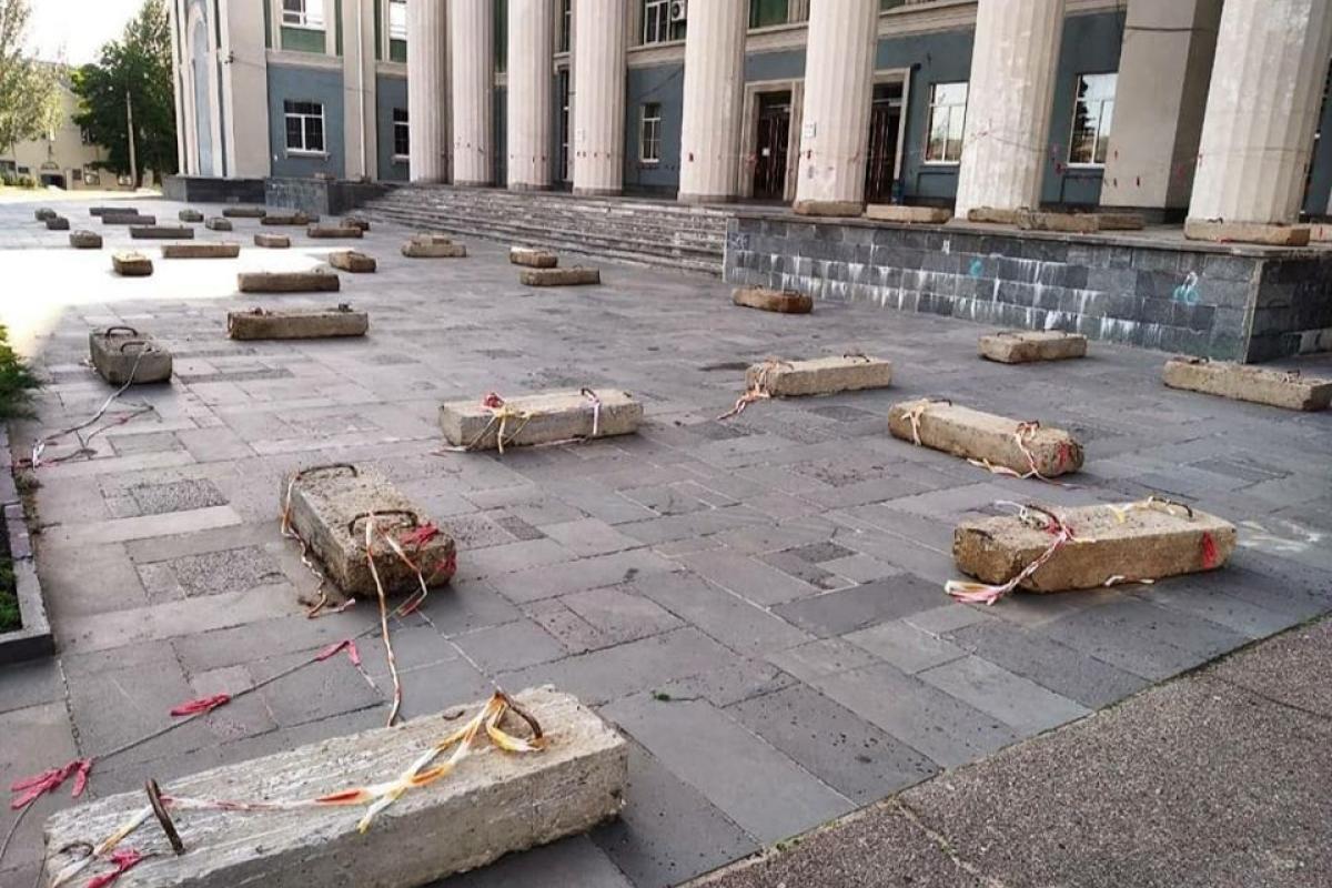 В Северодонецке площадь перед ДК Химиков заставили бетонными блоками, чтобы дети не катались на скейтах