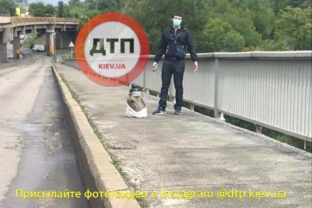 Минера моста Метро в Киеве задержали правоохранители: видео Минера моста Метро в Киеве задержали правоохранители: видео
