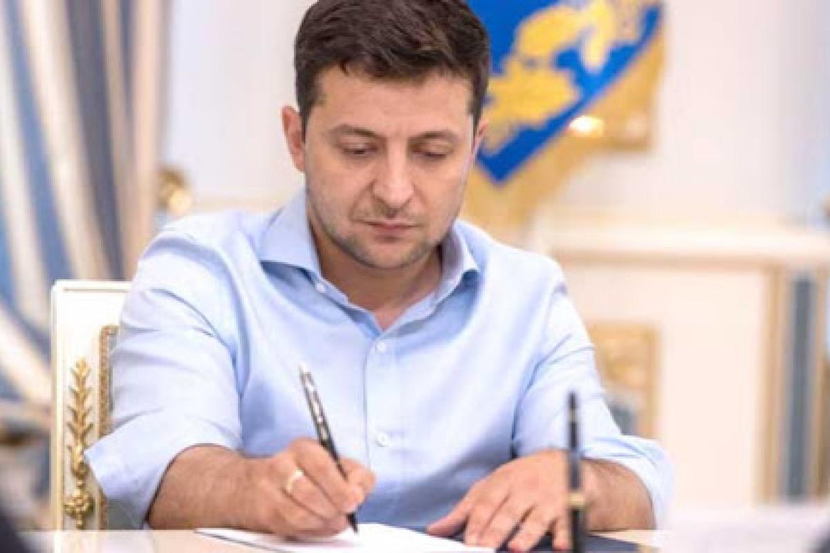 Зеленский подписал закон, позволяющий ОГА привлекать кредиты на ремонт дорог Зеленский подписал закон, позволяющий ОГА привлекать кредиты на ремонт дорог