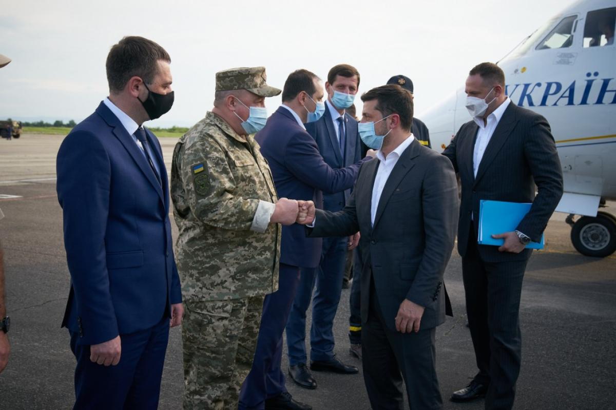 Зеленский прибыл на страдающее от наводнений Прикарпатье Зеленский прибыл на страдающее от наводнений Прикарпатье