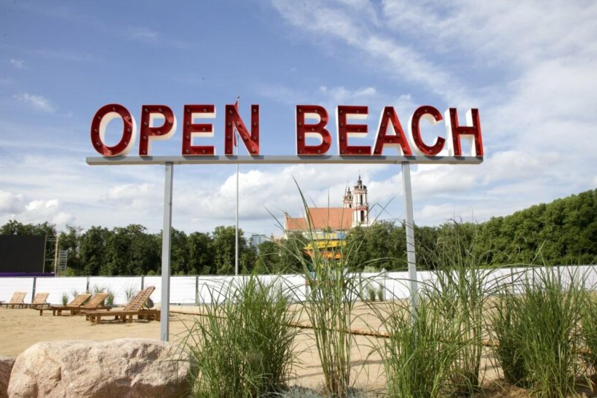 Море на экране: В центре Вильнюса открыли "карантинный" искусственный пляж