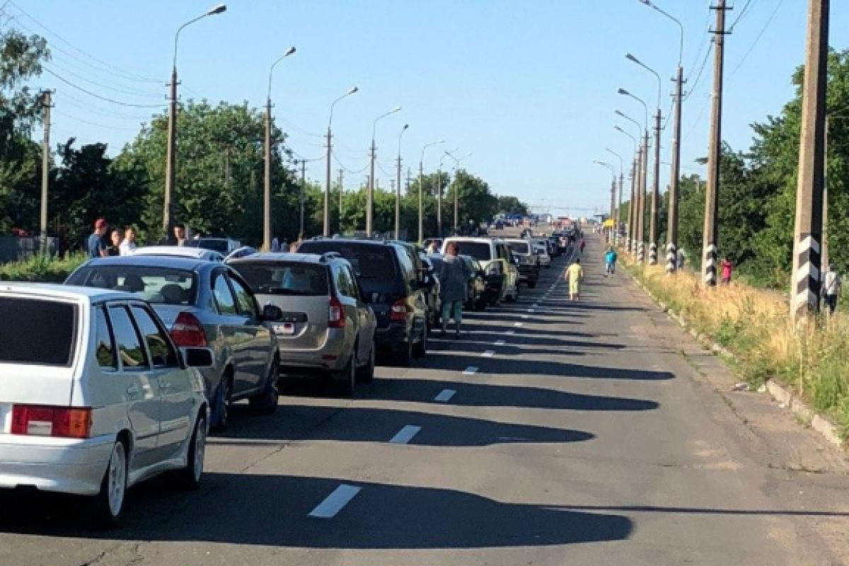 "Вырваться из гетто": На КПВВ "Еленовка" коллапс, люди застряли на блокпосту "Вырваться из гетто": На КПВВ "Еленовка" коллапс, люди застряли на блокпосту