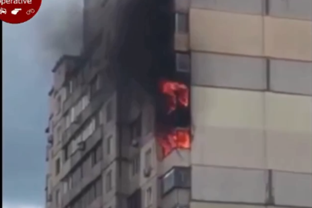 У Києві поруч з місцем вибуху на Позняках загорілася багатоповерхівка У Києві поруч з місцем вибуху на Позняках загорілася багатоповерхівка
