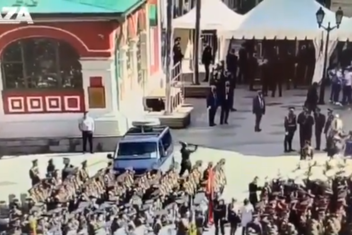 Нервный срыв: В Москве на параде солдат разбил машину ФСО прикладом