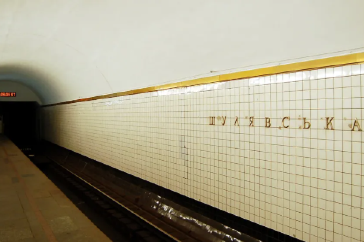 В тоннеле киевского метро полиция отыскала раненого мужчину с ножом