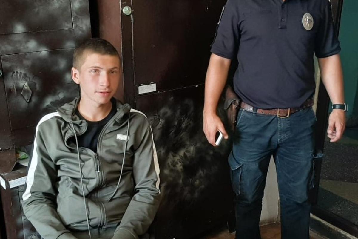 Сбежал из дома, чтобы защищать Украину: полицейские разыскали 17-летнего жителя Львовщины на Донбассе Сбежал из дома, чтобы защищать Украину: полицейские разыскали 17-летнего жителя Львовщины на Донбассе