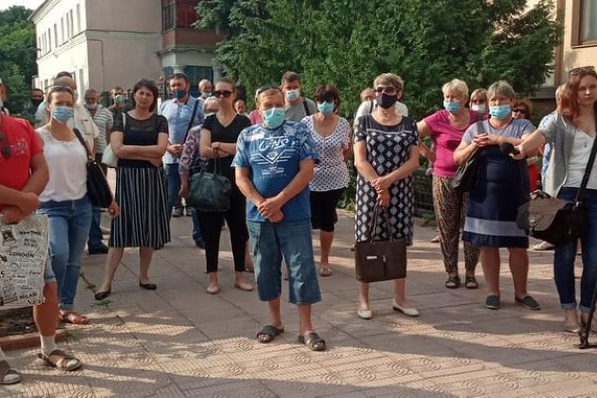 Вышли на митинг: жители Лисичанска требуют восстановить подачу воды в городе Вышли на митинг: жители Лисичанска требуют восстановить подачу воды в городе